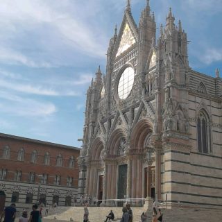 Duomo di Siena... 🧡💛 Или когато си в Тоскана и обикаляш от град на град, търсейки красотата зад всеки ъгъл. 😉 ❤️
.
.
.
.
.
.
#sienaitaly #duomodisiena #sienacathedral #italygram #italytravel #travelitaly #cathedral #tuscanyitaly #tuscanylovers #италия #тоскана