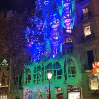 Когато Коледа идва в Барселона ⚡
.
.
.
.
.
.
#christmas2022 #barcelonaspain #barcelonalovers #travelineurope #christmastravel #casabatlló #casabatllo #барселона #gaudí
